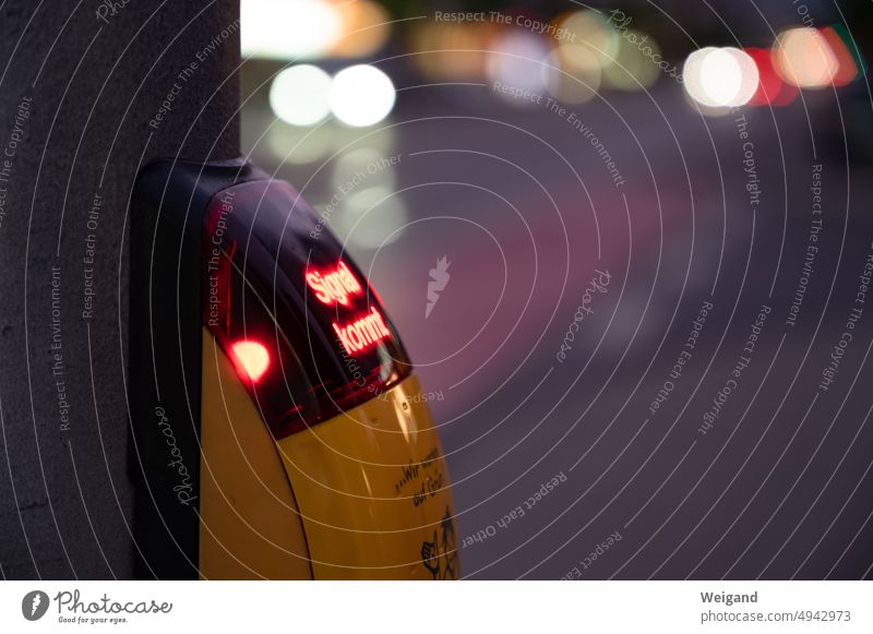 Detailaufnahme Fußgängerampel Signal kommt Stadt urban Ampel Stadtleben warten Symbolbild Straße Leuchtschrift Leben City Lichtkegel Blendenfleck unscharf