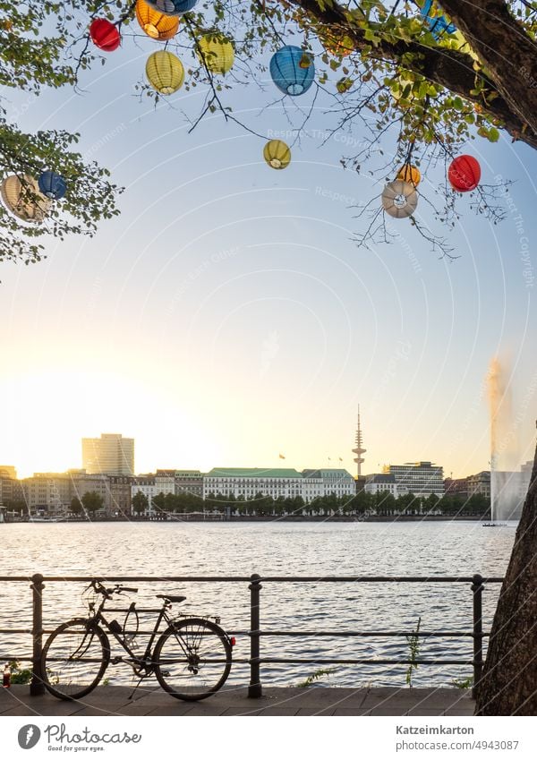 Sommer an der Alster Wasser Gewässer Hamburg Stadt Aus Sonnenlicht sonnig draußen sein Sport Metropole Türme Elbphilharmonie Kirche Wolken wolkig reisen Reise