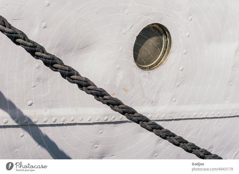 Schiffsfront mit Bullauge und Seil Stahl Schifffahrt maritim Außenaufnahme Farbfoto Menschenleer weiß Hafen Wasserfahrzeug Nahaufnahme Tag Boot Fischerboot