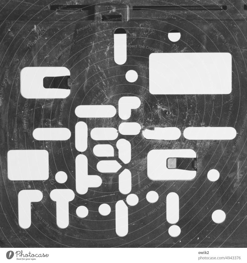 Error Technik & Technologie Detailaufnahme abstrakt unklar Strukturen & Formen Unterseite Platte rätselhaft Schwarzweißfoto kryptisch Einschnitte Aussparungen