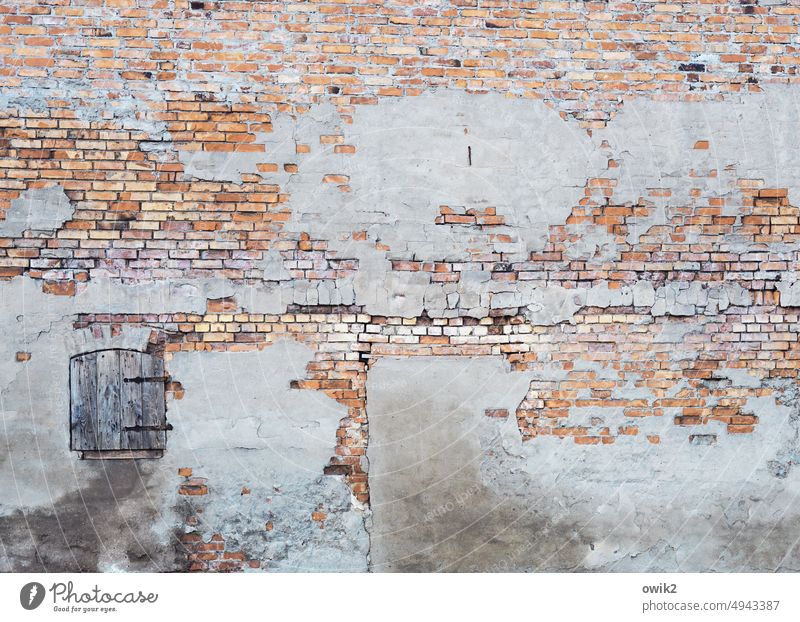 Auf alt getrimmt Backsteinwand Fassade Backsteinfassade Stein auf Stein abstrakt Gebäude Abnutzung verfallen Putzfassade Zahn der Zeit sparsam Detailaufnahme