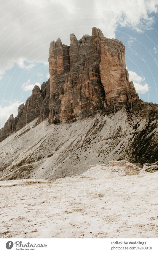 Tre cime di lavaredo in den Alpen in Europa. Felsen Stein Landschaft in den Bergen. Niemand auf dem Bild. felsige Landschaft, blauer Himmel, Wolken am Himmel.