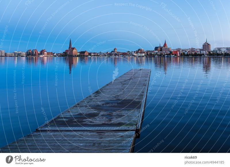 Blick über die Warnow auf die Hansestadt Rostock am Abend Fluss Stadthafen Mecklenburg-Vorpommern Kirche Petrikirche Nikolaikirche Marienkirche Steg Herbst Baum