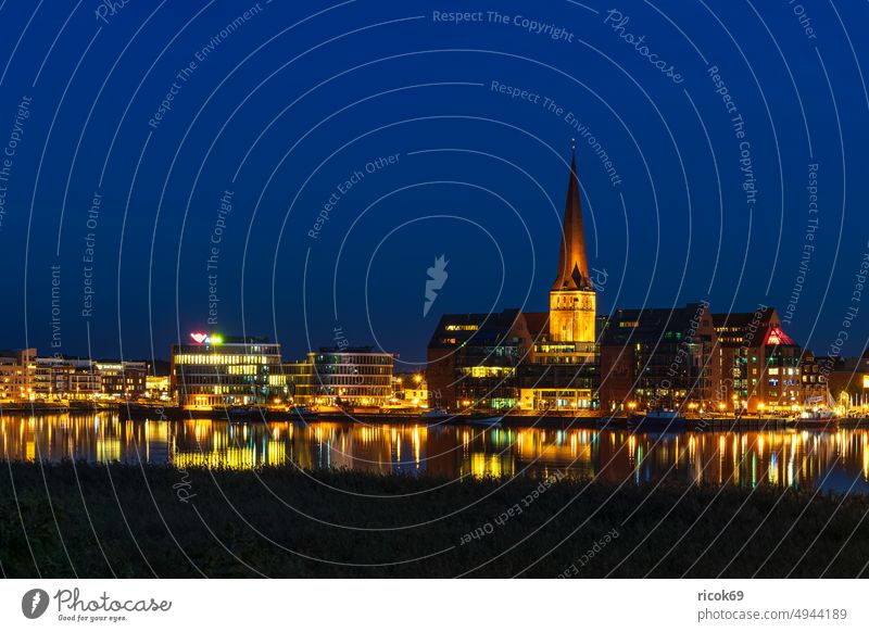 Blick über die Warnow auf die Hansestadt Rostock am Abend Fluss Stadthafen Mecklenburg-Vorpommern Kirche Petrikirche Schilf Herbst Nacht Architektur Häuser