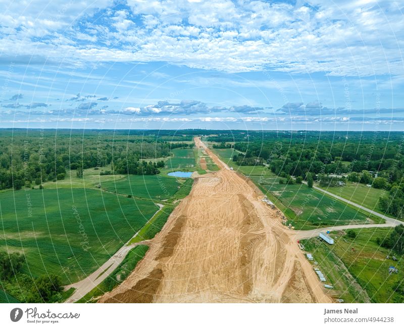 Neuer Highway wird im ländlichen Wisconsin gebaut Gras Oberfläche Straße Land Hintergrund Fahrbahn Route Dröhnen Baum malerisch Architektur Umwelt grüne Farbe