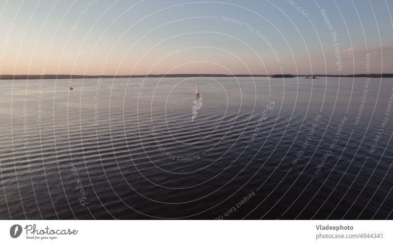 Luftaufnahme eines Segelboots auf einem See bei Sonnenuntergang Jacht Boot weiß Air Wasser reisen Sommer Tourismus Feiertag Natur Freizeit teuer Vermögen