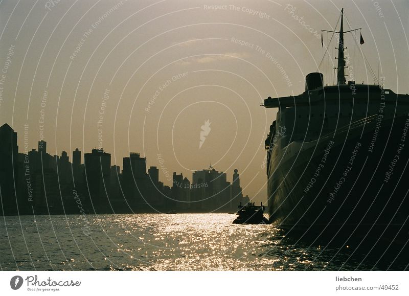 QM2 in HK Hongkong Wasserfahrzeug Abendsonne Sonnenuntergang Stadt queen mary Silhouette