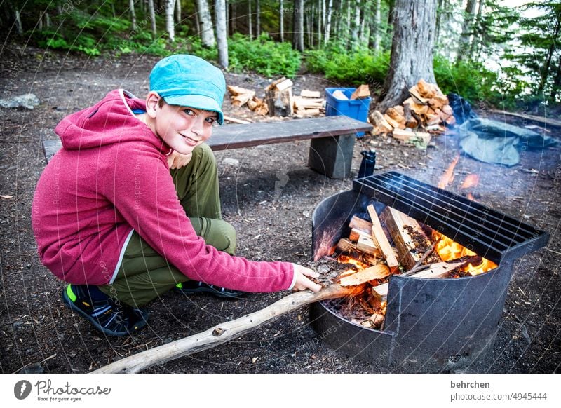 feuerteufel Baumstamm Nordamerika British Columbia Junge Kind Kindheit Sohn Abenteuer Feuerstelle Wildnis Wald Außenaufnahme Farbfoto Freiheit Ferne Landschaft