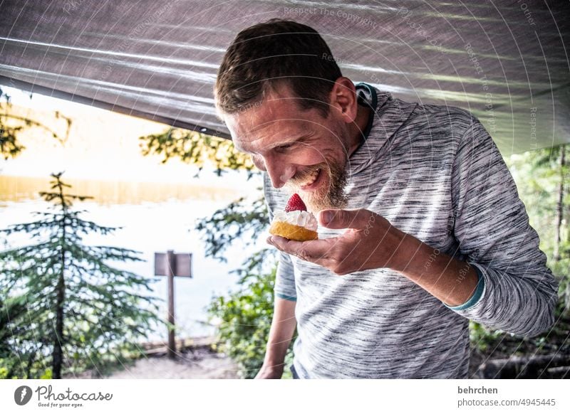 sahneschnitte Außenaufnahme Farbfoto Freiheit Ferne Landschaft Natur liebevoll Porträt glücklich zufrieden Glück Mann Idylle Ferien & Urlaub & Reisen