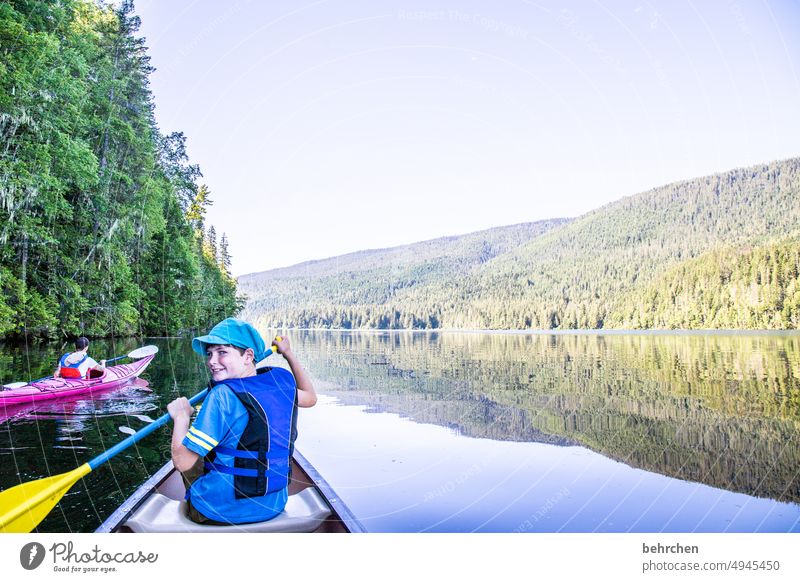 lassegeschichten Paddeln Kind Sohn Kindheit Außenaufnahme Natur British Columbia Idylle Abenteuer Nordamerika Freiheit Bergsee Fernweh Landschaft See Kanada