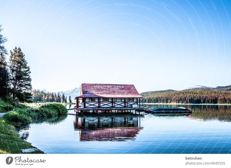 bootshaus Seeufer Wasser Jasper National Park Alberta Himmel Nordamerika Landschaft Natur besonders Außenaufnahme fantastisch Abenteuer Kanada Farbfoto