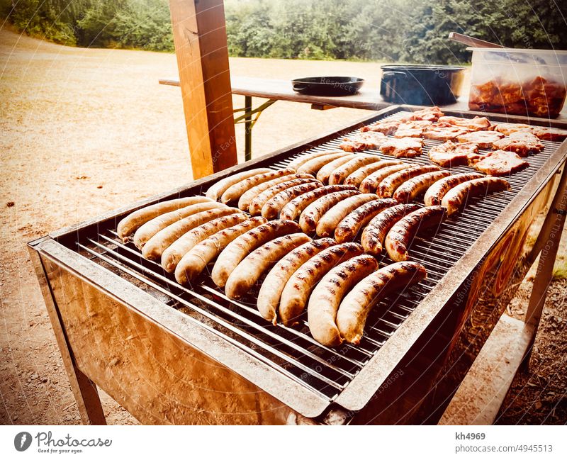 Würstchen auf dem Grill Grillen grillen. Holzkohle wurst Grillrost Grillsaison Bratwurst Bratwürstchen Bratwürste Grillplatz Steak Warmes Licht