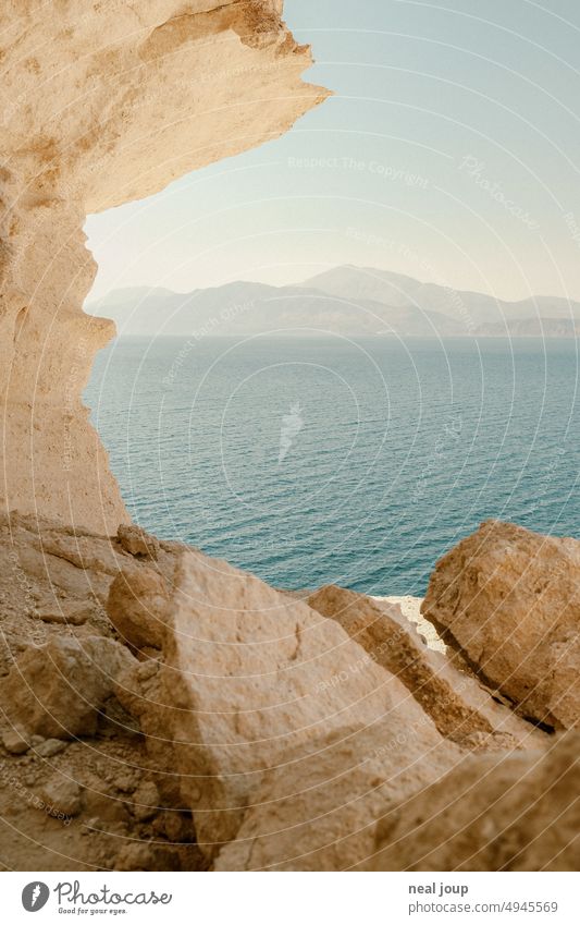 Blick über das sommerliche Meer auf ein Bergpanorama mit Kalksteinformation im Vordergrund Ausblick Aussicht Horizont Berge Panorama (Aussicht) Küste Felsen