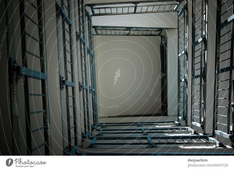 Ein Treppenhaus von oben nach unten. Geländer Architektur Menschenleer Innenaufnahme abwärts Licht Treppengeländer Abstieg