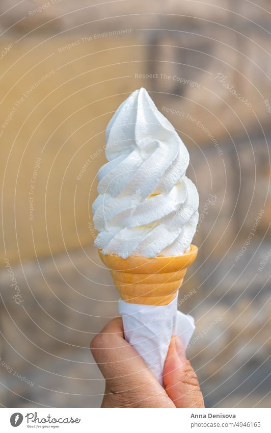 Weiches Vanilleeis mit Schokoladenstick Speiseeis weich Eis Zapfen Hand flott Softeis Imbissbude Leckerbissen Konditorei cremig gepeitscht Whipper Kornett