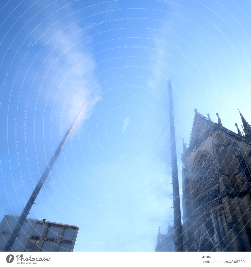 the fog above Nebeldusche Sommer abkühlung dom Erfrischung Froschperspektive Himmel wolkenlos Ensemble Schönes Wetter blau fassade Architekur Altbau urban Stadt