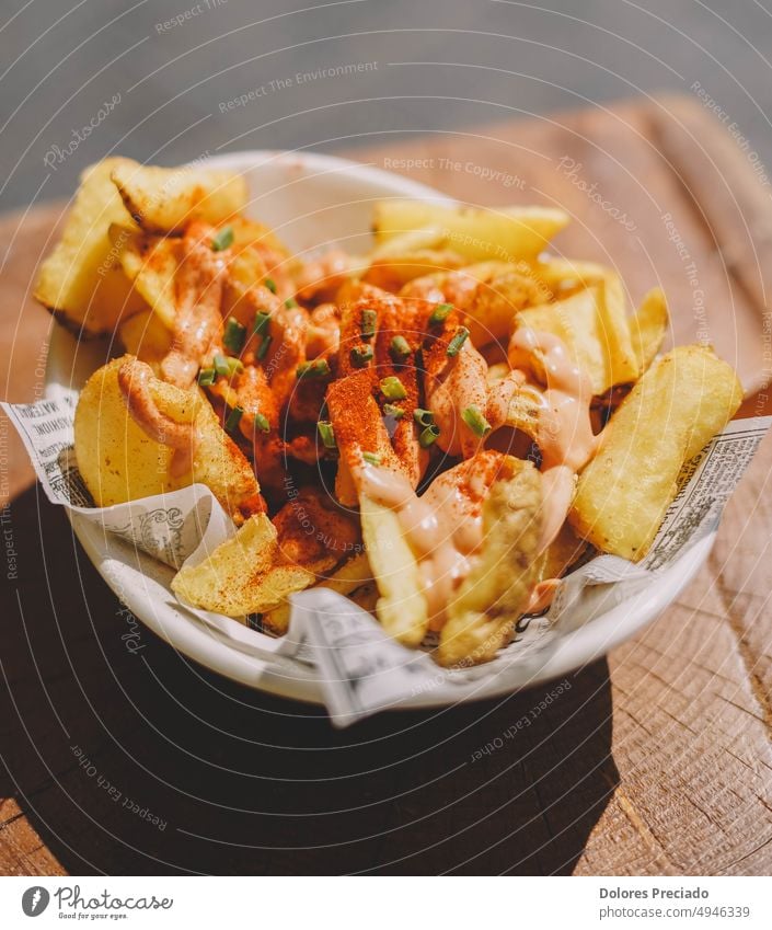 Eine Portion spanischer Patatas Bravas mit pikanter Soße Amuse-Gueule Frühstück Peperoni Nahaufnahme gekocht Sahne Küche Ausschnitt lecker Abendessen Speise