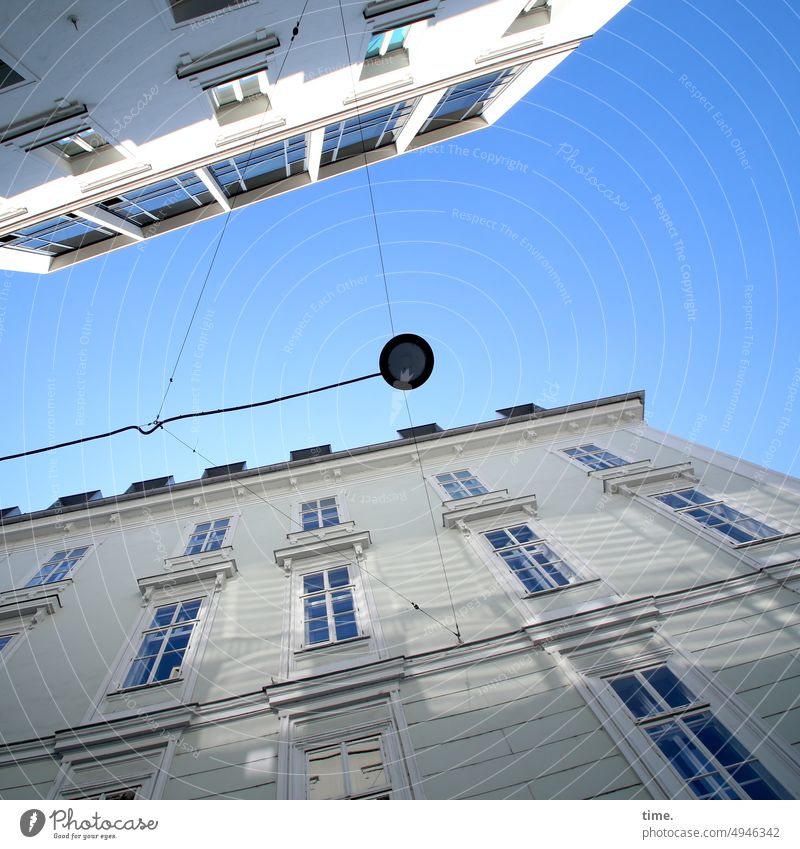 the light above Straßenlampe Sommer Straßenbeleuchtung Froschperspektive Himmel wolkenlos Ensemble Schönes Wetter blau fassade Architekur Haus Wohnhaus Fenster