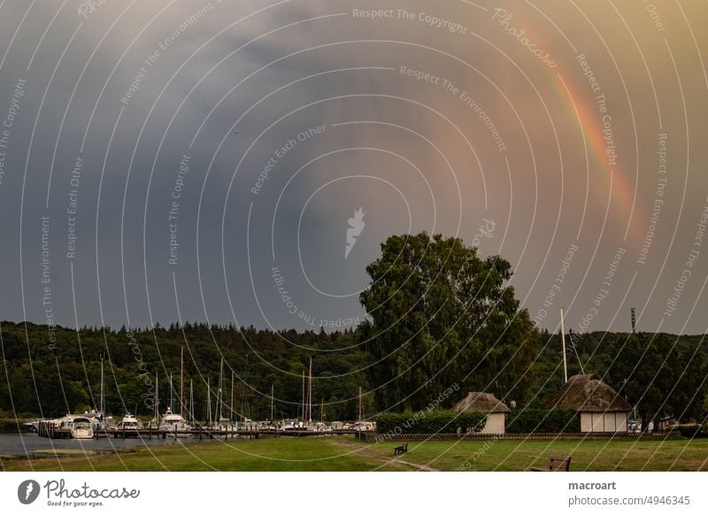 Regenbogen auf Rügen leuchten wetter verschwommen sonnig regen naturschauspiel himmel lichtspiel regenbogen wolke Himmel Sommer Natur Landschaft rügen ostsee