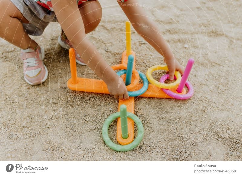 Bruder und Schwester spielen mit buntem Spielzeug Kind Kindheit Zwei Personen Geschwister Zusammensein Mensch Freude Lifestyle Glück Fröhlichkeit Leben