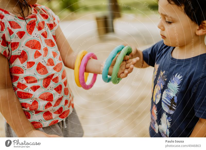 Bruder und Schwester spielen mit buntem Spielzeug Kind Kindheit Zwei Personen Geschwister Zusammensein Mensch Freude Lifestyle Glück Fröhlichkeit Leben