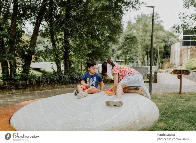 Bruder und Schwester spielen mit buntem Spielzeug Kind Kindheit Zwei Personen Geschwister Zusammensein Mensch Freude Lifestyle Glück Fröhlichkeit Leben