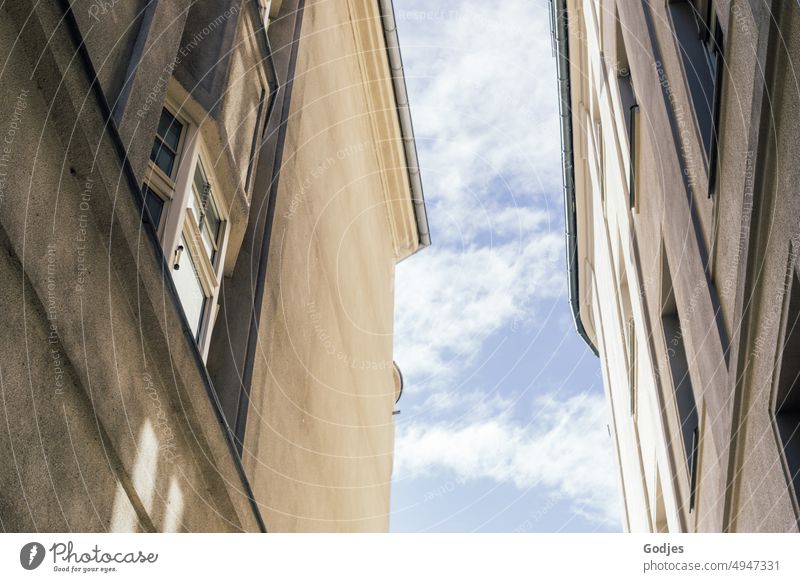 Blick aus einer dunklen Häusergasse zum blauen Himmel Fassade Gasse Blauer Himmel Stadt Haus Architektur Menschenleer Fenster Gebäude Wand Mauer Farbfoto