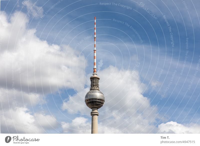 Fernsehturm mit Wolken Himmel Berliner Fernsehturm Hauptstadt Architektur Wahrzeichen Turm Alexanderplatz Sehenswürdigkeit hoch Berlin-Mitte Stadtzentrum