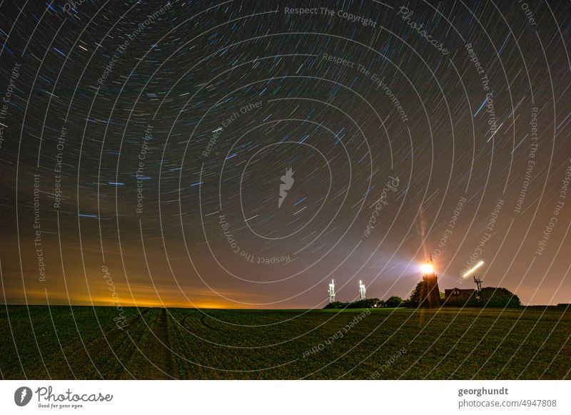 Sternenanstrahler Nacht See Meer Ozean Ostsee Langzeitbelichtung Nachthimmel Sternenbahnen Dämmerung einsam allein Lichtspur Leuchtturm Buk Acker Feld