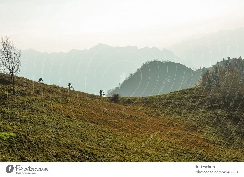 Mountainbiken in den Alpen im Herbst MTB Berge u. Gebirge Freizeit & Hobby natur sportlich Ferien & Urlaub & Reisen Landschaft Sport Dunst Fahrrad Radsport