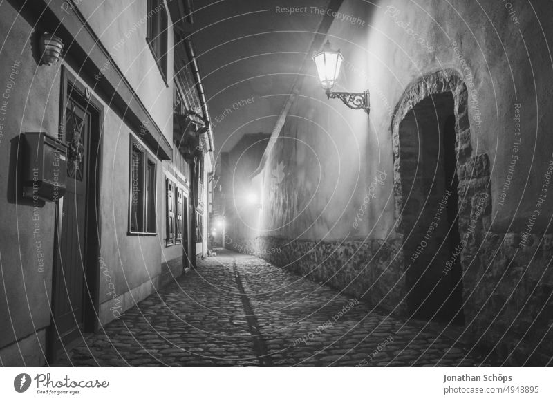 Kirchegasse in Erfurt. Enge Gasse bei Nacht zu Weihnachten in Erfurt im Winter Kirchgasse nachts weihnachtlich Adventszeit Fachwerkhäuser Fachwerkhaus Laternen