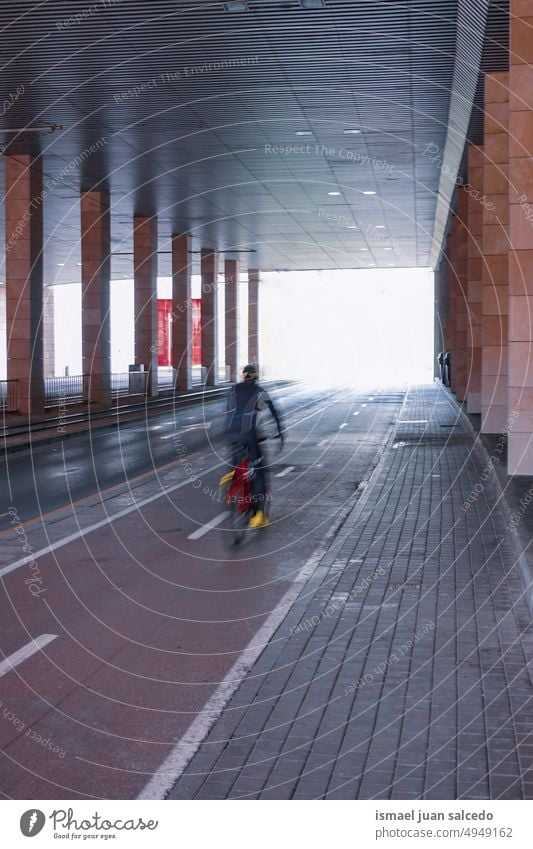 Radfahrer auf der Straße, Verkehrsmittel Fahrrad in der Stadt Bilbao, Spanien Biker Transport Sport Fahrradfahren Radfahren Übung Aktivität Lifestyle