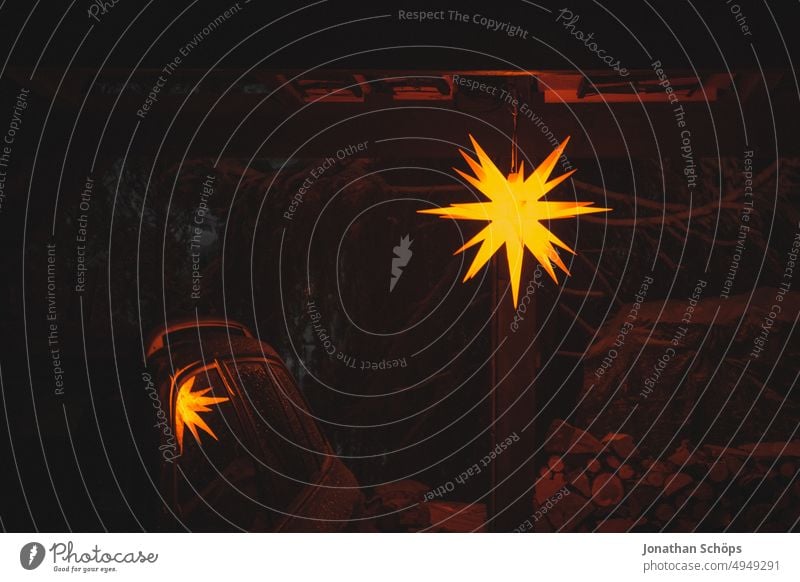 Weihnachtsstern leuchtend in dunkler Nacht Herrnhuter Stern Adventsstern Licht warten Hoffnungsstrahl Zacken Stern (Symbol) Religion & Glaube Christentum