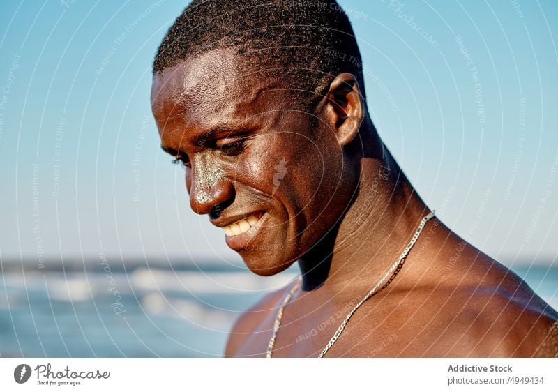 Fröhlicher schwarzer Mann lächelnd am Meer Lächeln Strand MEER Glück Wochenende Sommer Blauer Himmel heiter Wasser männlich Afroamerikaner ethnisch freundlich