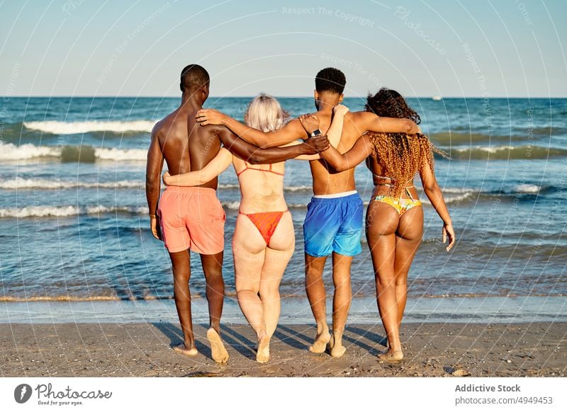 Anonyme, fröhliche, diverse Freunde, die sich am Strand umarmen Umarmung Wochenende Sommer Spaziergang Zusammensein Glück Urlaub Resort Männer Frauen Umarmen