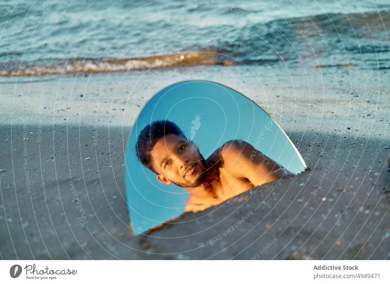 Schwarzer Mann mit Spiegel am Meer Strand Reflexion & Spiegelung Sommer MEER Wochenende Halbkreis Feiertag Resort männlich jung schwarz Afroamerikaner ethnisch