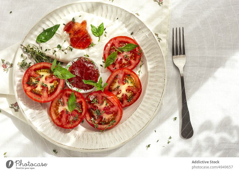 Gesundes Mittagessen mit frischen Tomaten und Mozzarellakäse mit Kräutern und Sauce Speise Saucen Kraut Lebensmittel italienische Küche Käse Portion Restaurant