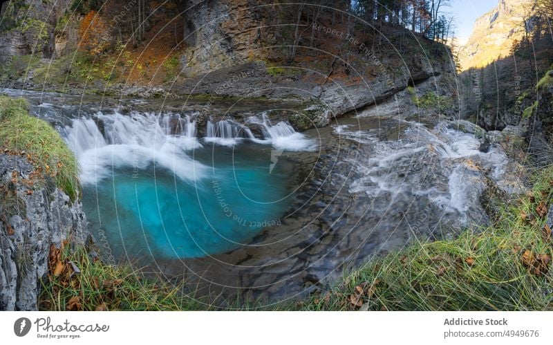 Ruhiger Teich in der Nähe eines Wasserfalls in den Bergen Natur Berge u. Gebirge See Sauberkeit Fluss Windstille Hochland Huesca Spanien ordesa y monte perdido