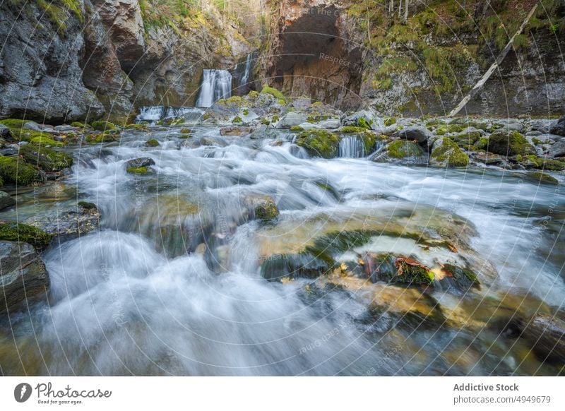 Schneller Wasserfall am felsigen Hang Felsen Berghang Bach fließen schnell Herbst rau Berge u. Gebirge Huesca Spanien ordesa y monte perdido Nationalpark