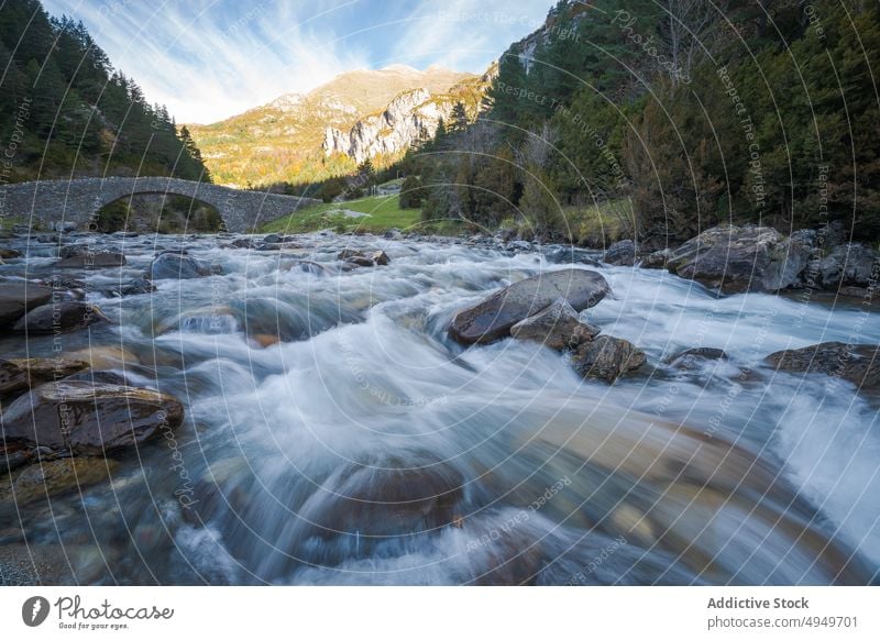 Sauberer Fluss unter einer Brücke in den Bergen Berge u. Gebirge Landschaft Sauberkeit durchsichtig Blauer Himmel wolkig Wasser Hochland Huesca Spanien