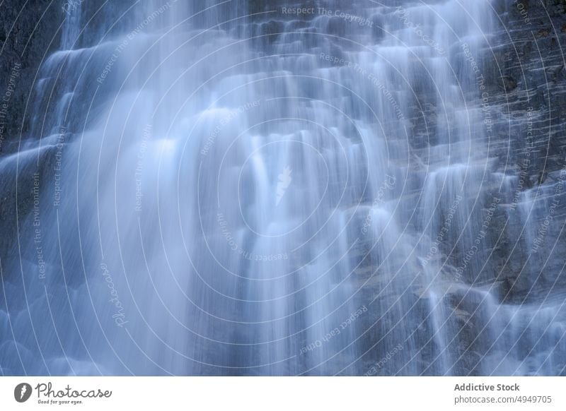 Wasserfall auf der Klippe am Abend platschen Energie Sauberkeit strömen Felsen rau Huesca Spanien ordesa y monte perdido Nationalpark Stein Kaskade Kraft