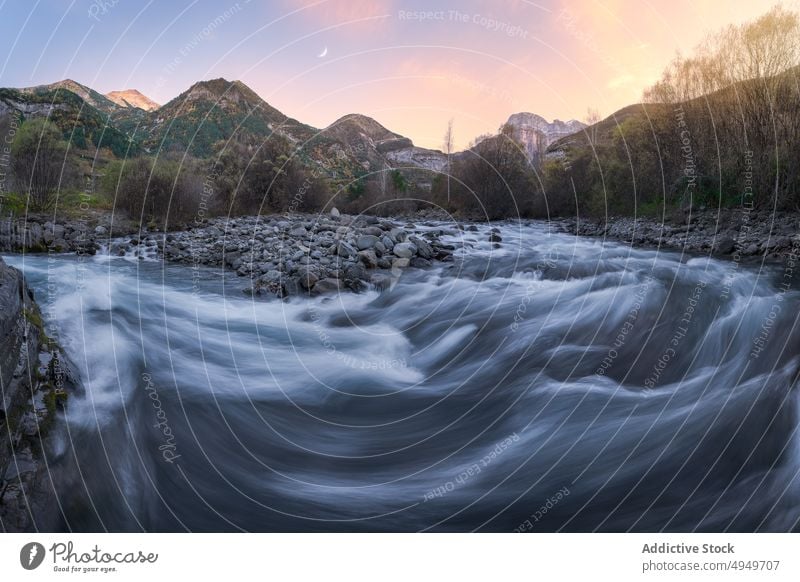 Schneller Fluss in der Nähe von Bergen und Wald Berge u. Gebirge Herbst Himmel wolkig Sonnenuntergang Natur Wasser Felsen Baum Huesca Spanien