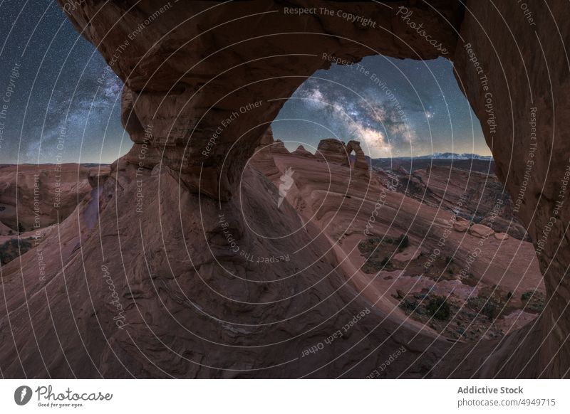 Steinbogen und Canyon unter Sternenhimmel mit Milchstraße Milchstrasse Bogen Schlucht Himmel Natur sternenklar atemberaubend Formation malerisch Delicate Arch