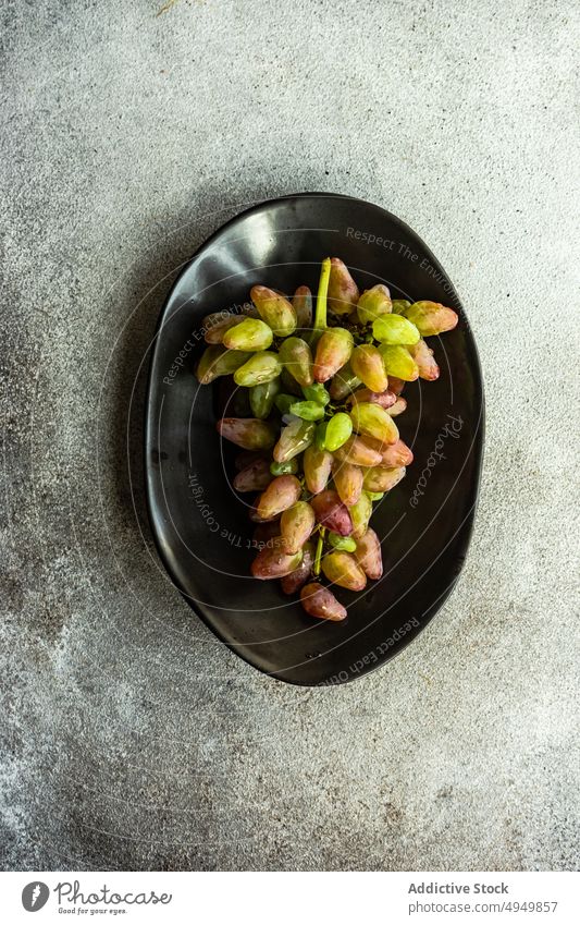 Frische und reife Trauben auf einem Teller auf dem Tisch serviert appetitlich Dessert essen Essen Lebensmittel frisch Georgien georgisch Gesundheit Mahlzeit