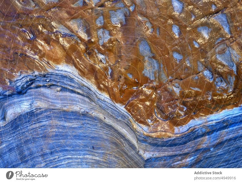 Oberfläche aus blauem und braunem metamorphem Gestein Felsen abstrakt Ornament sanft wellig Hintergrund Textur natürlich Material Mineral Bruchstück uneben