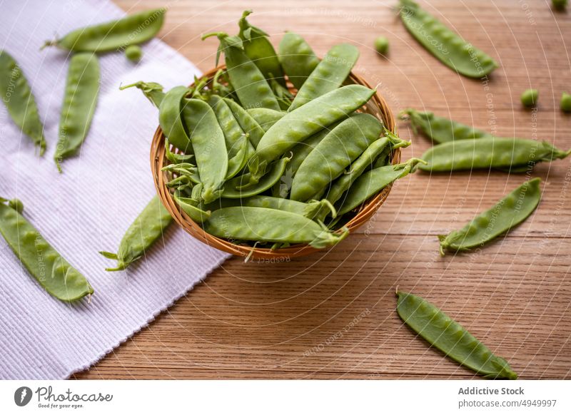 Weidenschale mit Zuckerschoten Zuckererbse Schalen & Schüsseln Tisch reif frisch Veganer Diät Serviette viele roh Produkt organisch Vitamin gesunde Ernährung