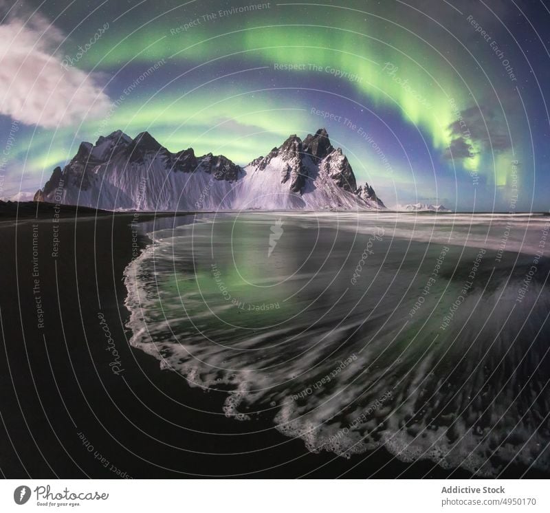 Wasser und verschneiter Berg gegen Polarlicht Berge u. Gebirge Himmel Aurora Nacht Gipfel Schnee Ufer Winter Windstille Vestrahorn Island Küste Natur See Wetter