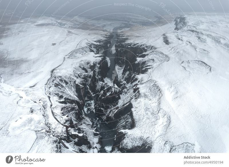 Wasserfall im verschneiten Hochland im Winter Schnee Klippe schnell Formation Felsen kalt Island Natur Landschaft uneben frieren fließen Gelände gefroren Klima