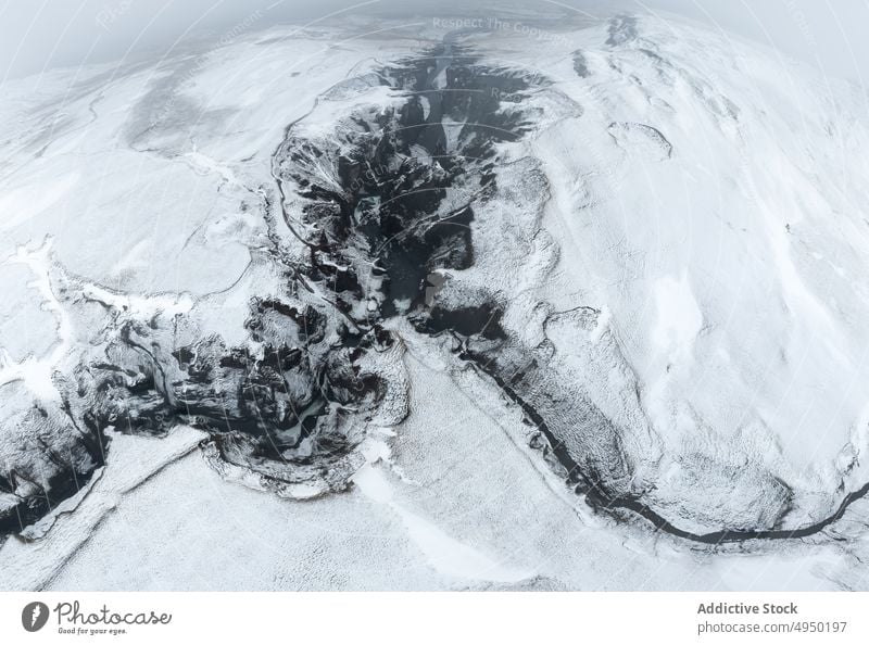 Wasserfälle im verschneiten Hochland im Winter Wasserfall Schnee Klippe schnell Formation Felsen kalt Island Natur Landschaft uneben frieren fließen Gelände