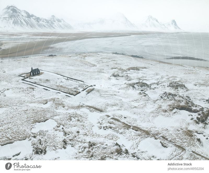 Schwarze Kirche im verschneiten Tal Schnee Winter kalt Berge u. Gebirge Friedhof Landschaft Wetter Hochland Budir Island Saison Frost Glaube Klima lutherisch